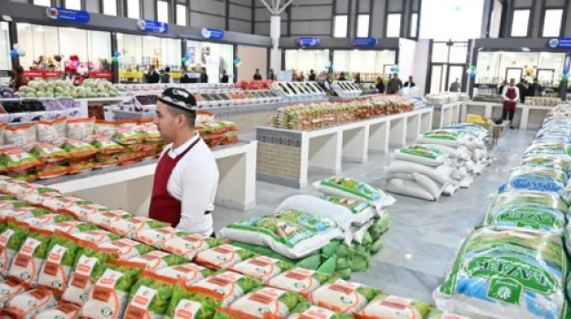 A wide range of goods is available in the Turkmen-Uzbek border trade zone